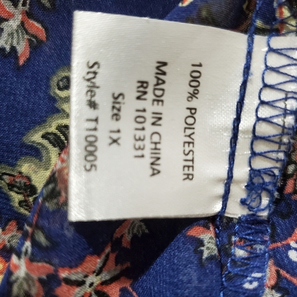 💢SOLD💢 CHARLOTTE RUSSE Woman's Top Size 1X  Floral Pint - Picture 5 of 5